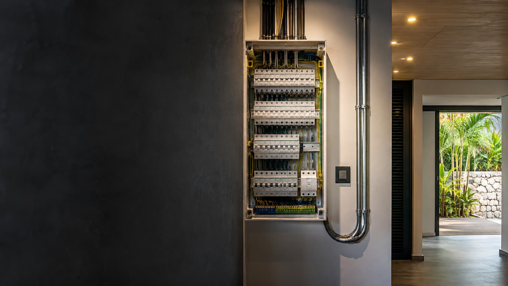 Installation électrique soignée dans un intérieur rénové